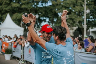 “全力奔跑！武汉马拉松激烈角逐中”